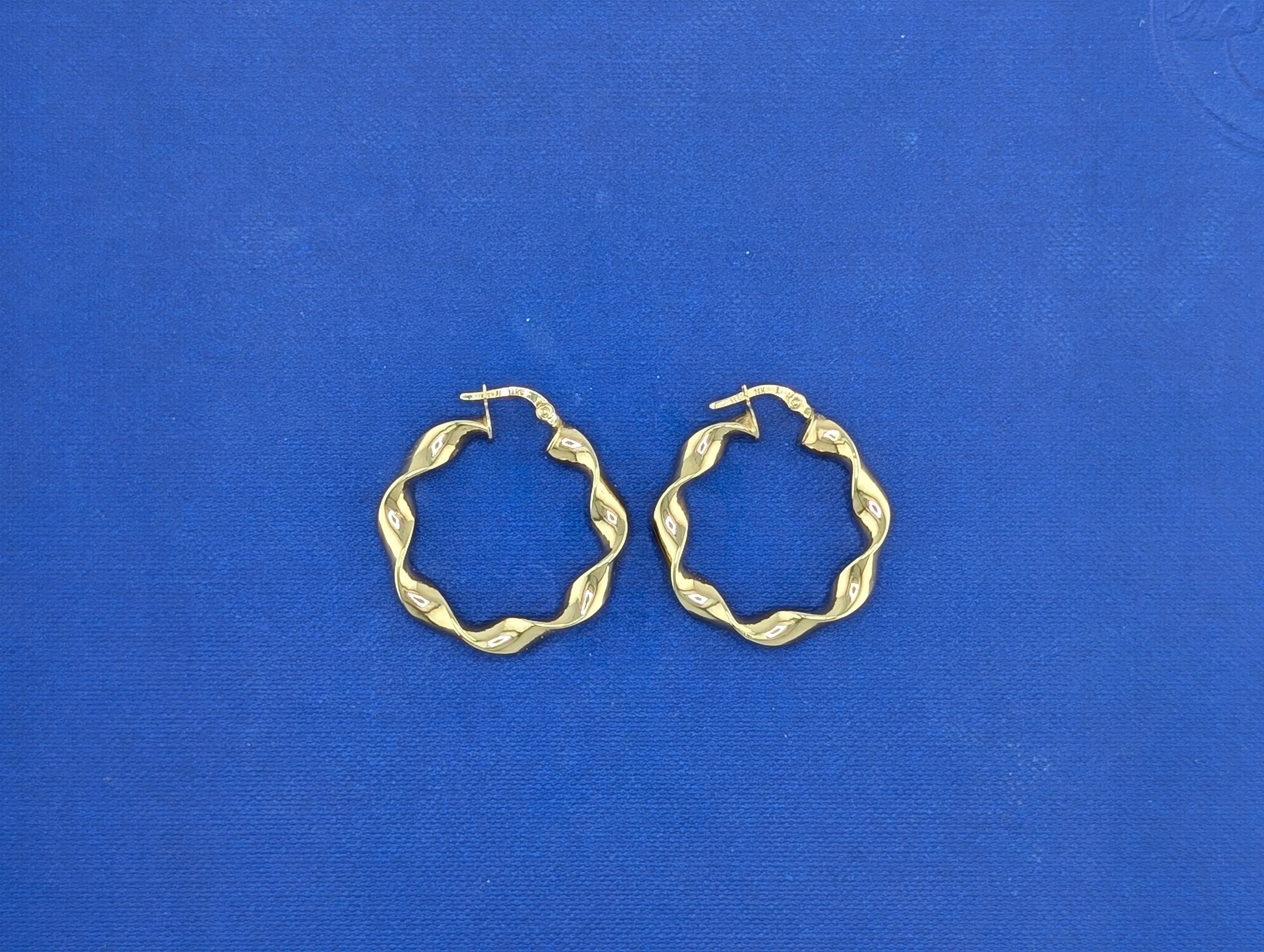 14ky Ribbon twist hoop earrings