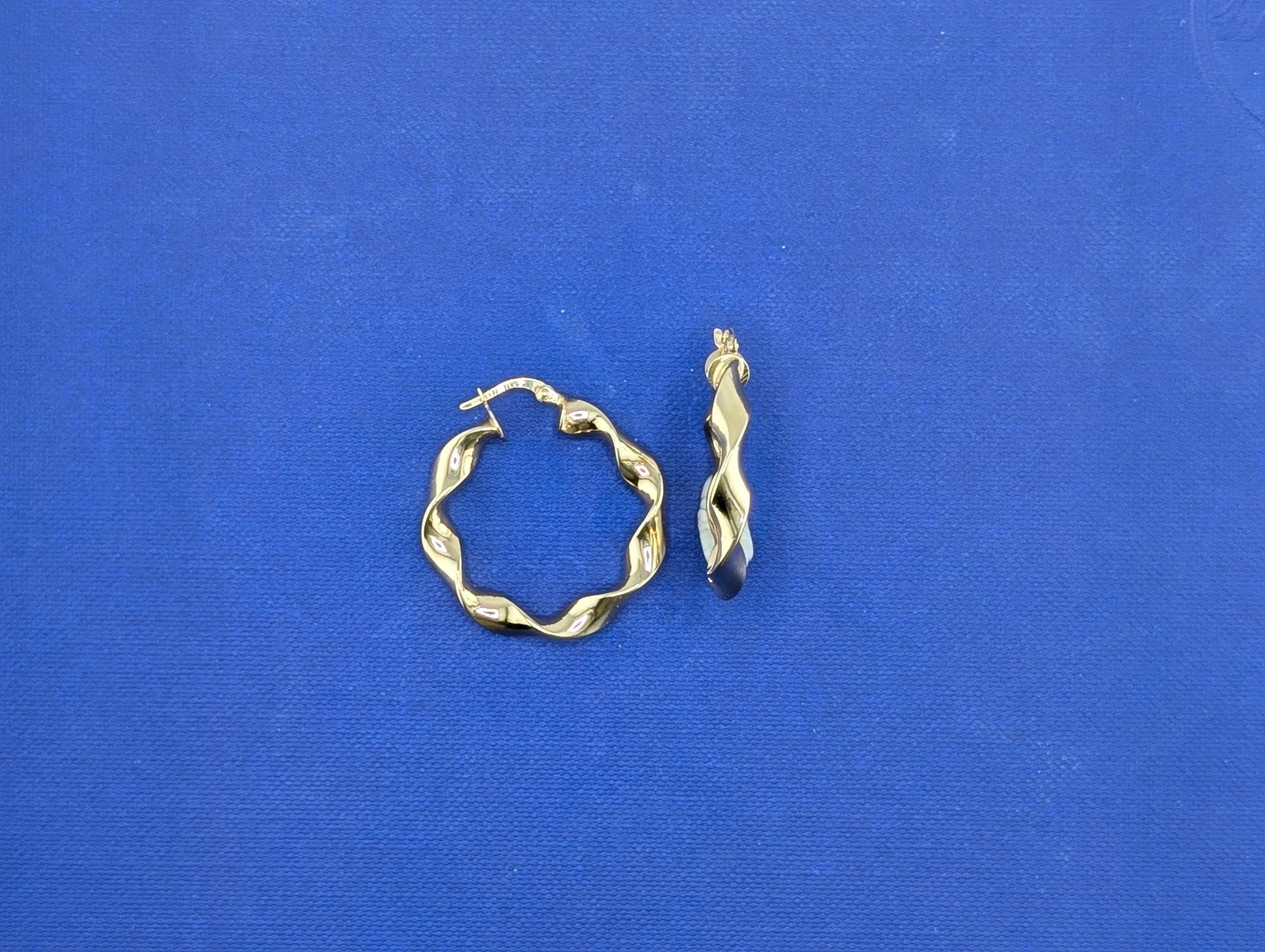 14ky Ribbon twist hoop earrings