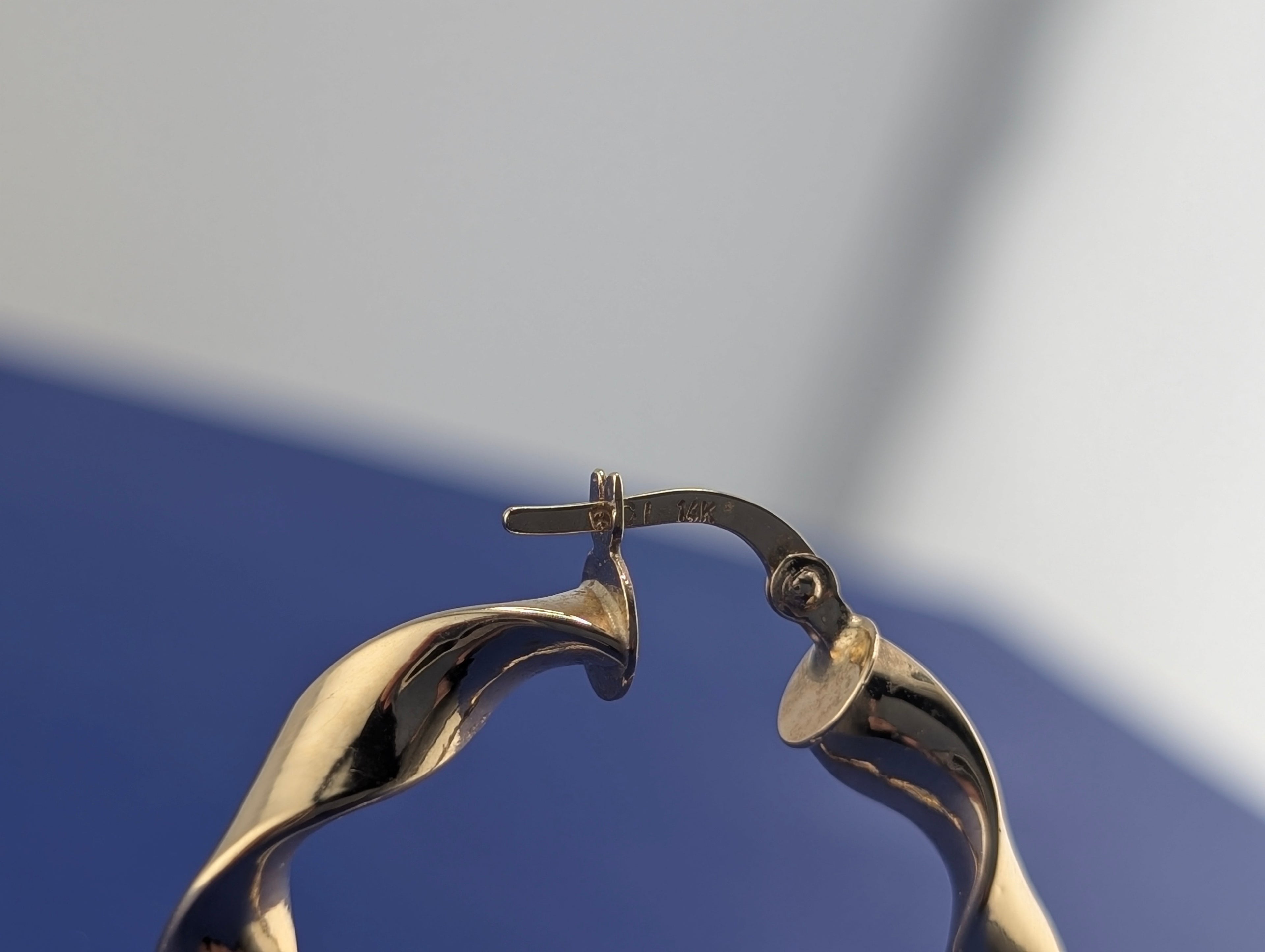 14ky Ribbon twist hoop earrings