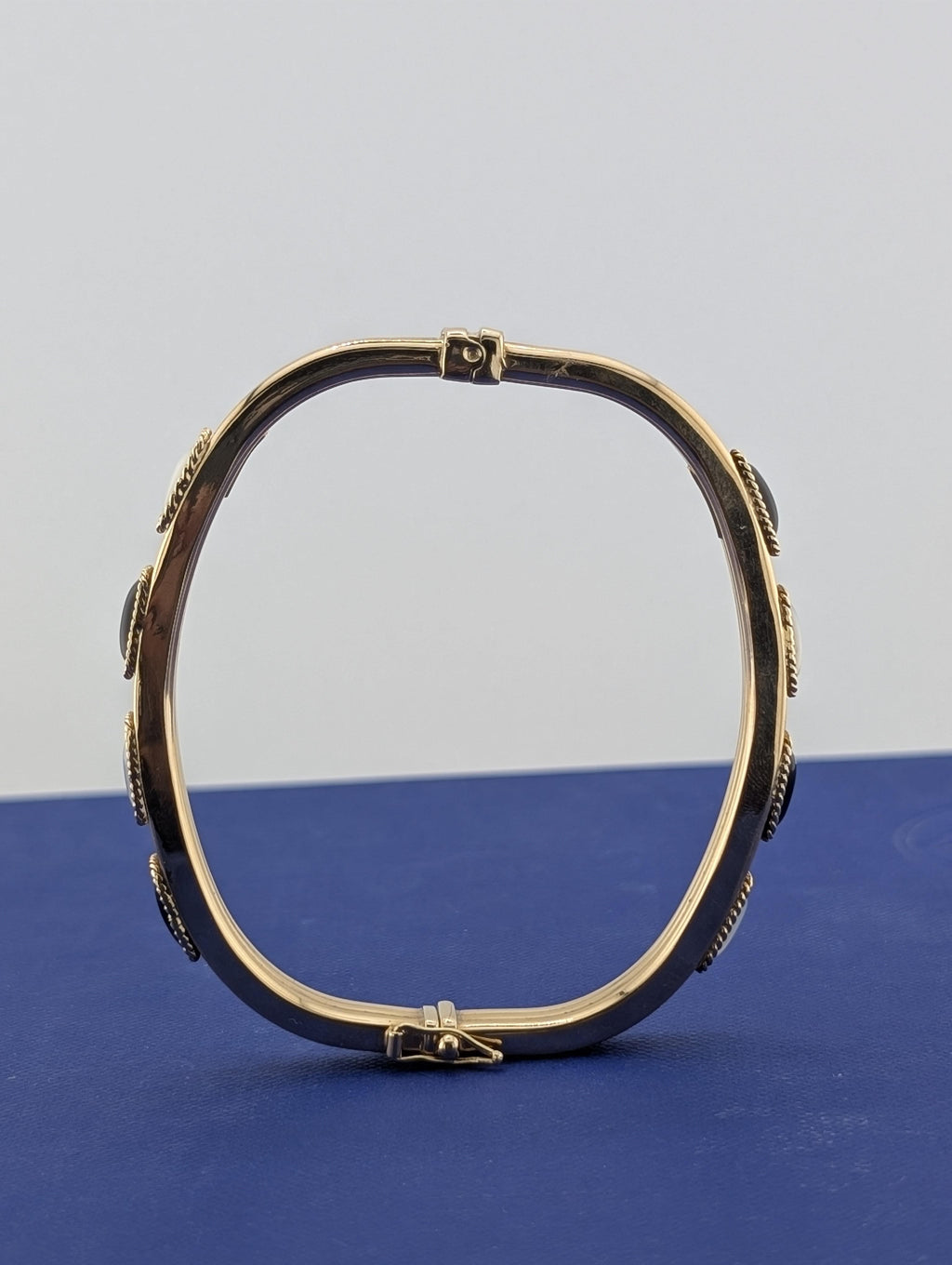 14ky Yellow Gold Black Onyx and Mother of Pearl Hinged Bangle - 11.6g