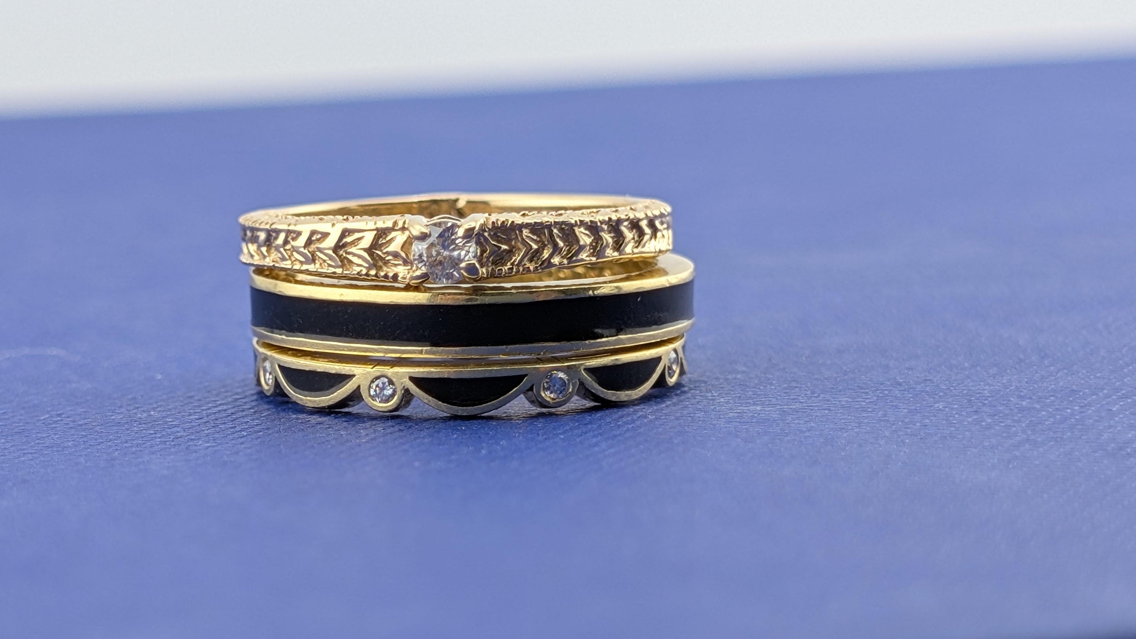 18kt Yellow Gold Hidalgo Black Channel Enamel Band - 4.8g