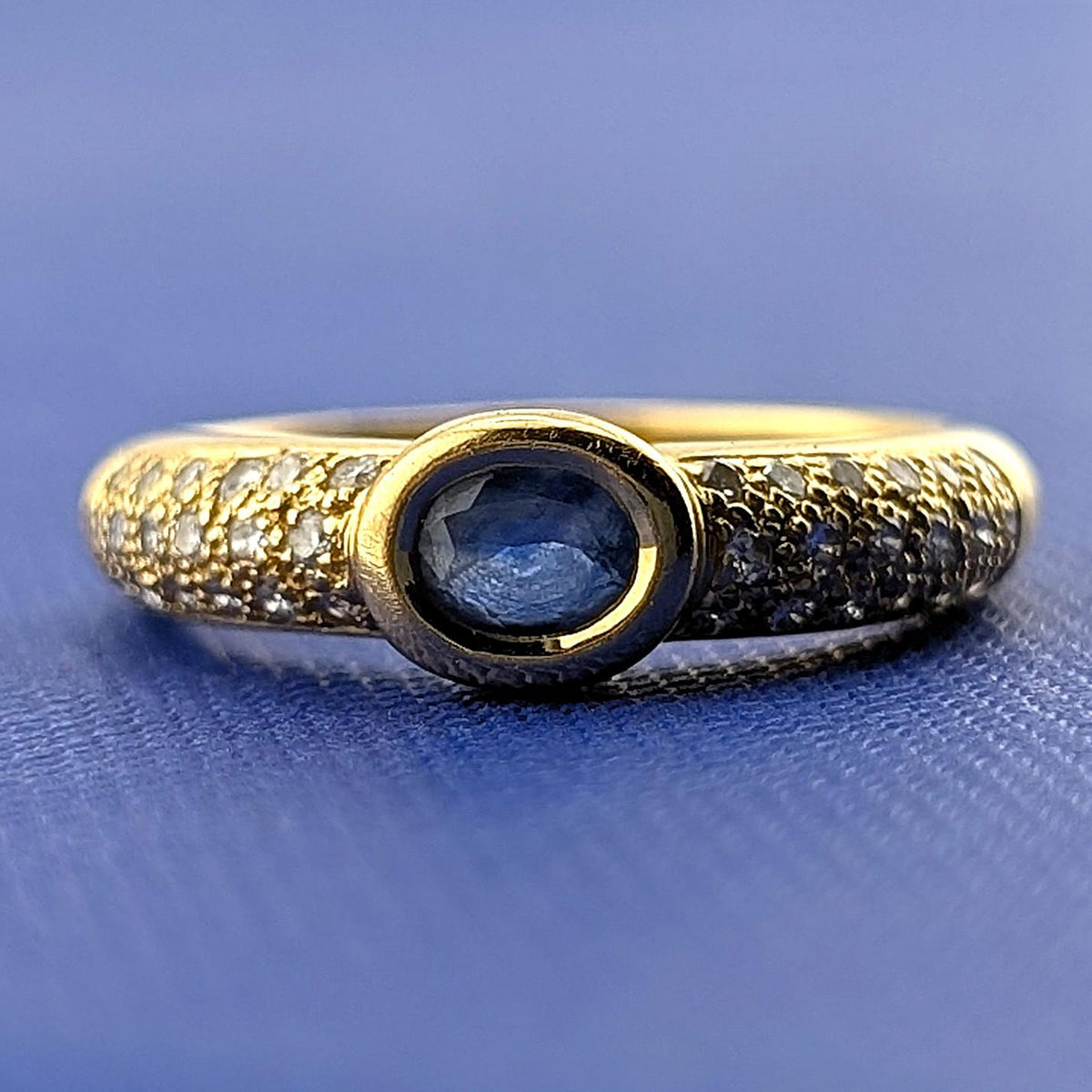 18kt Yellow Gold Sapphire and Diamond Ring - 4.4g