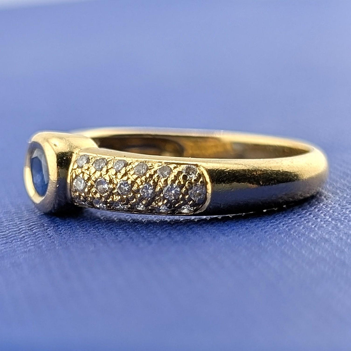 18kt Yellow Gold Sapphire and Diamond Ring - 4.4g