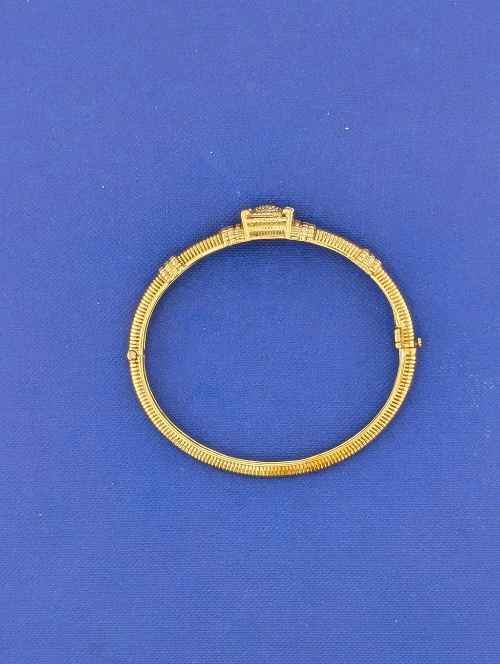14 kt yellow gold ribbed and pave top bangle