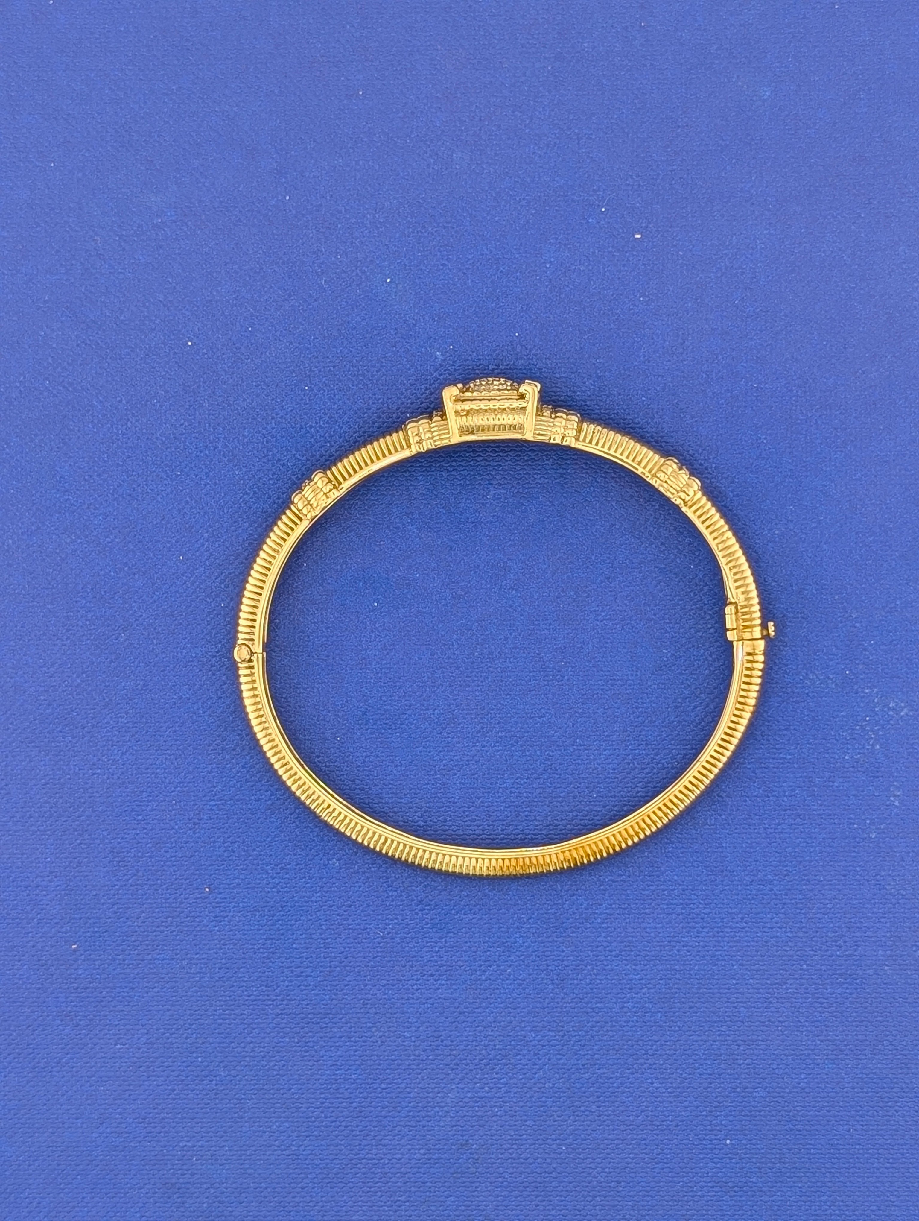 14 kt yellow gold ribbed and pave top bangle