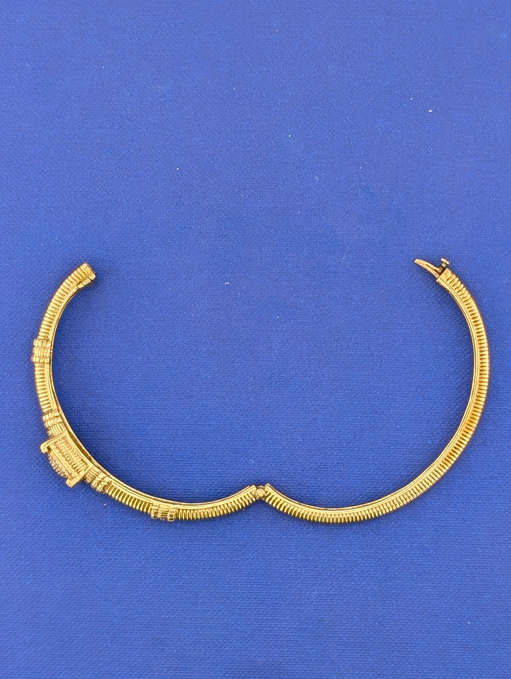 14 kt yellow gold ribbed and pave top bangle