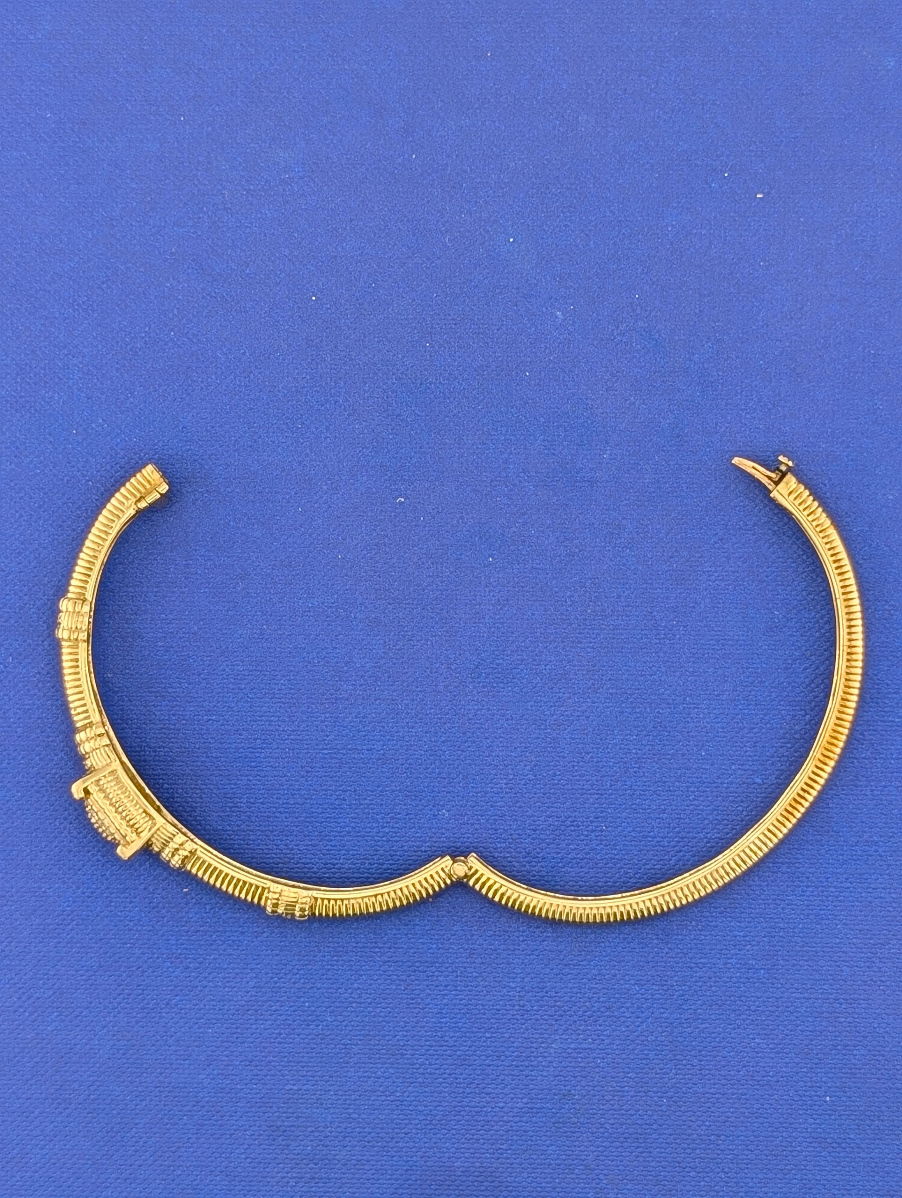 14 kt yellow gold ribbed and pave top bangle